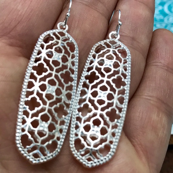 NEW💙💎STUNNING LONG ORNATE OVAL💎💙LOVELY EARRING - Picture 7 of 8